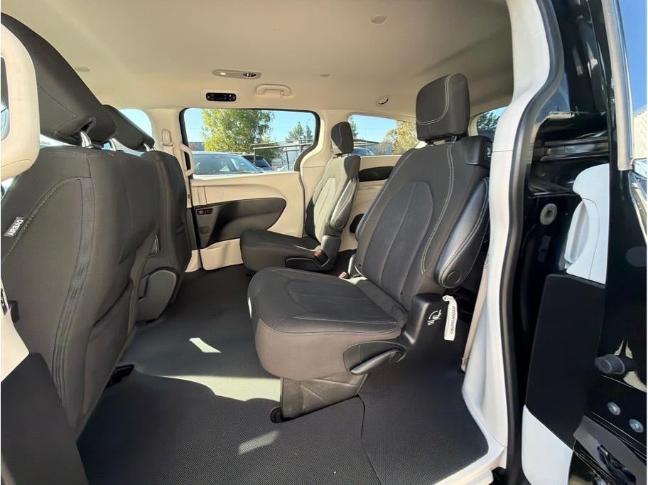 2023 Chrysler Voyager LX Van 4D