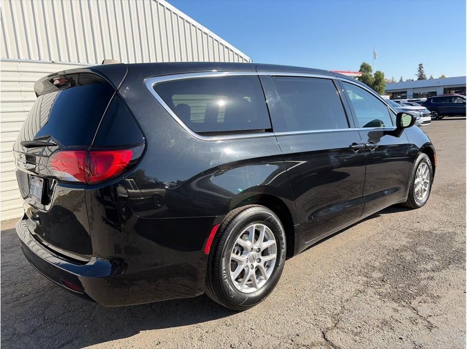 2023 Chrysler Voyager LX Van 4D