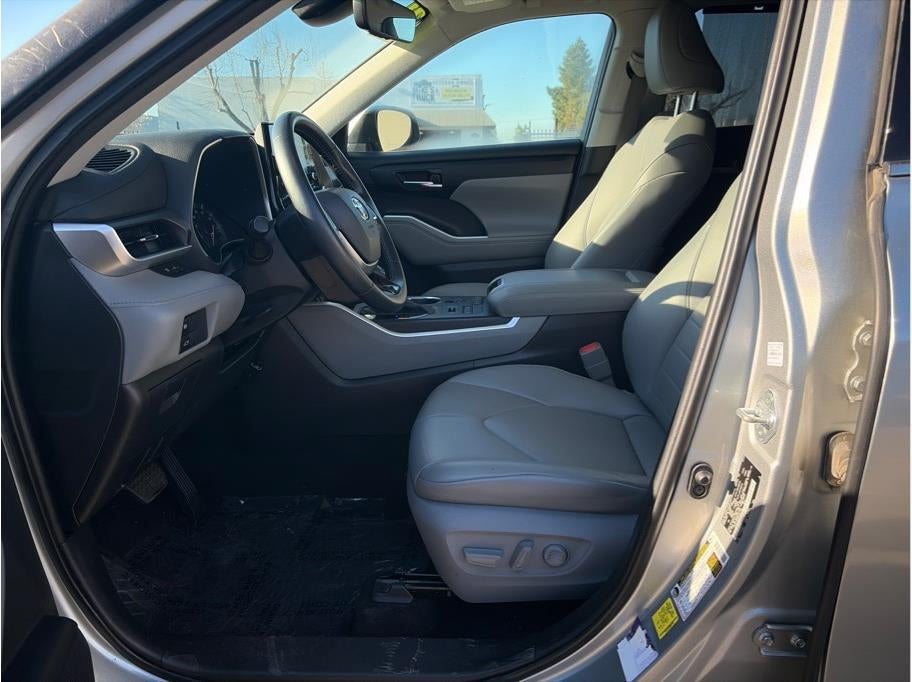 2021 Toyota Highlander XLE Sport Utility 4D