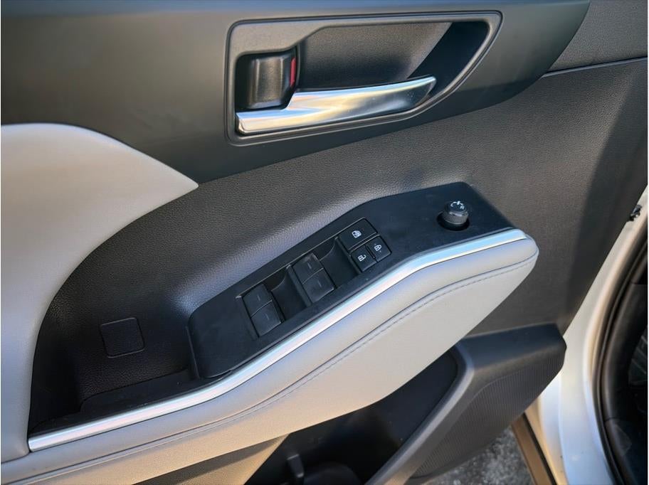 2021 Toyota Highlander XLE Sport Utility 4D