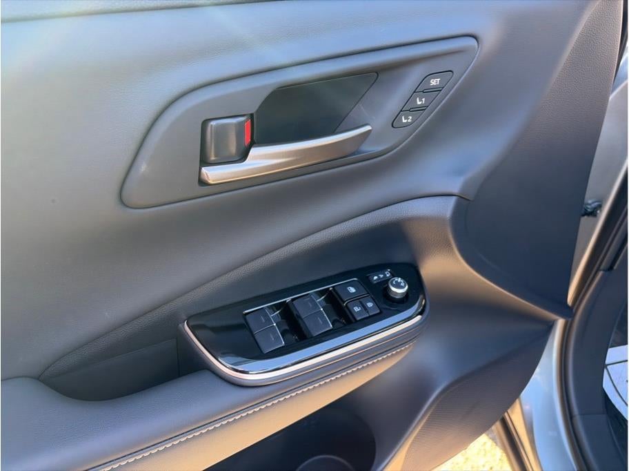 2025 Toyota Crown Platinum Sedan 4D