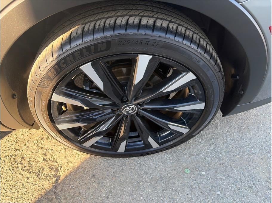 2025 Toyota Crown Platinum Sedan 4D