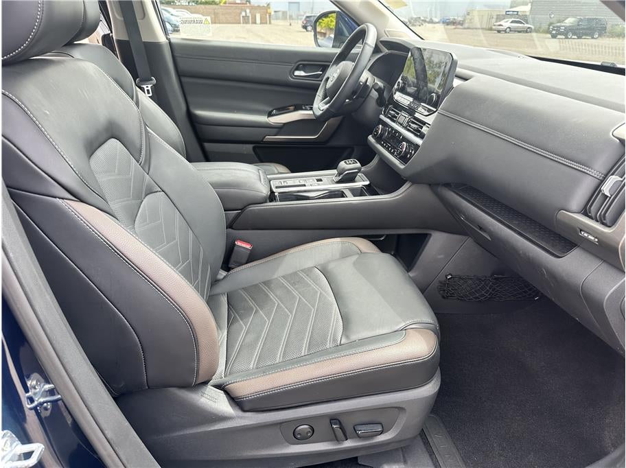 2025 Nissan Pathfinder Platinum Sport Utility 4D