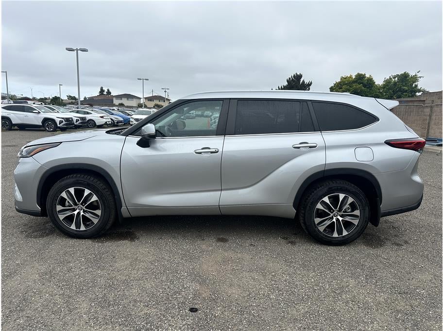 2023 Toyota Highlander XLE Sport Utility 4D