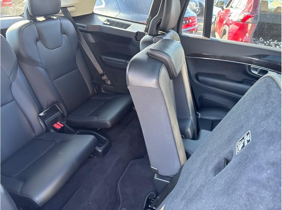 2018 Volvo XC90 T6 Momentum Sport Utility 4D