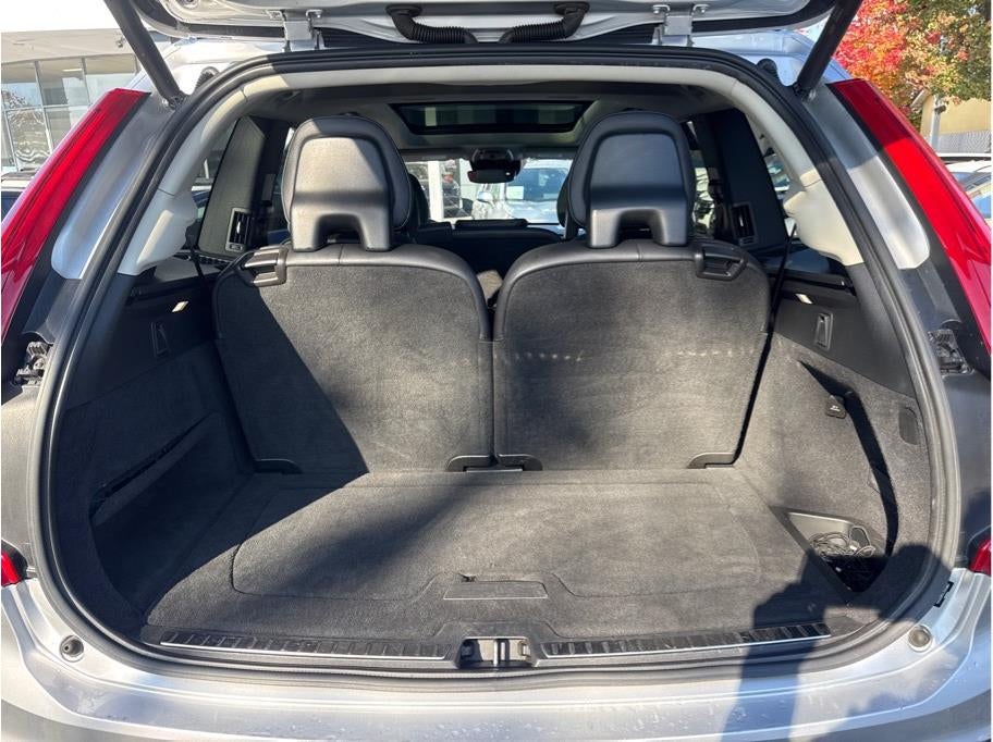 2018 Volvo XC90 T6 Momentum Sport Utility 4D