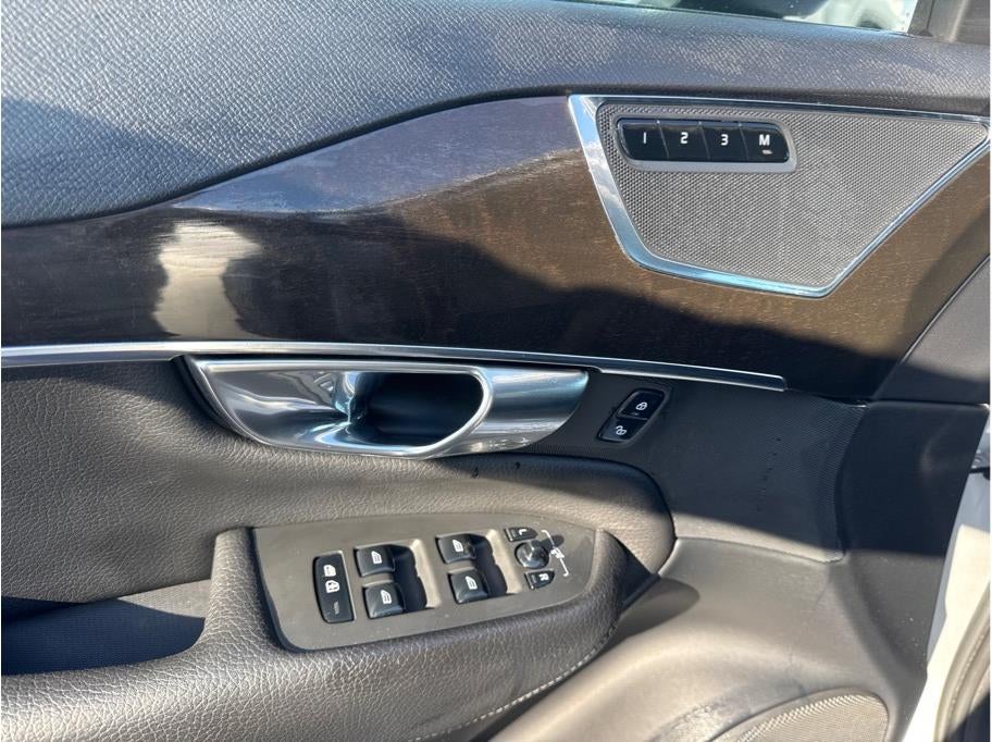 2018 Volvo XC90 T6 Momentum Sport Utility 4D