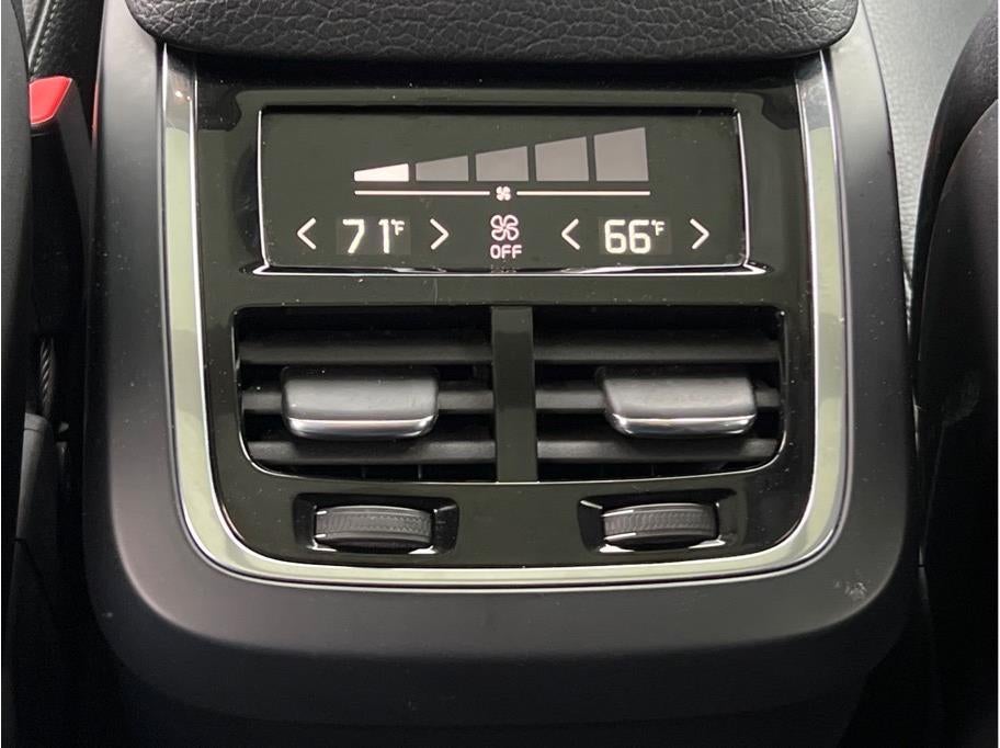 2016 Volvo XC90 T6 Momentum Sport Utility 4D