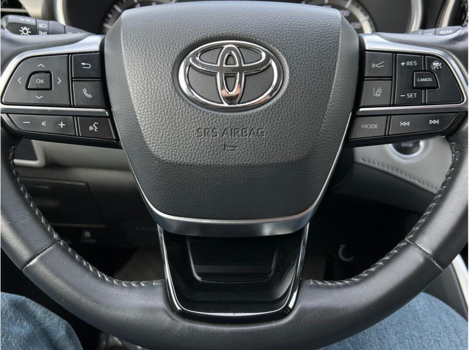 2021 Toyota Highlander XLE Sport Utility 4D