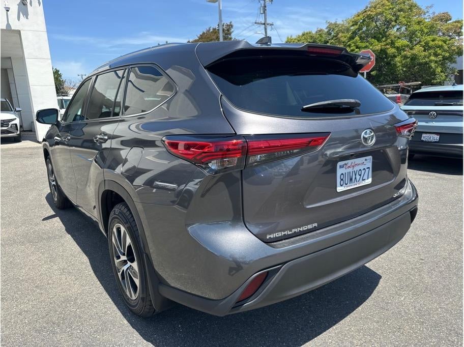 2021 Toyota Highlander XLE Sport Utility 4D